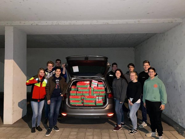 Einpacken für Weihnachten im Schuhkarton